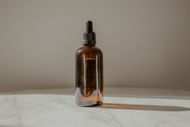 Removed dry scalp and keeps hair healthy (Image via Unsplash/Kadarius Seegars)